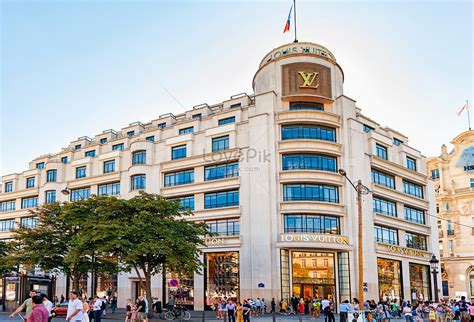 louis vuitton flagship store paris.